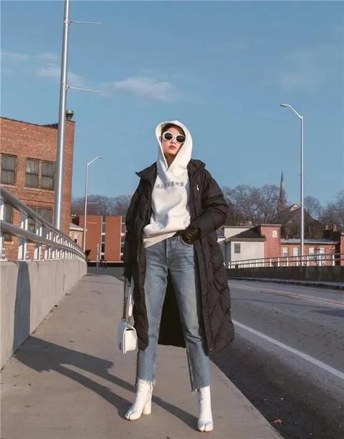羽绒服烂大街还能穿出新花样！4个搭配奇招，美得与众不同！