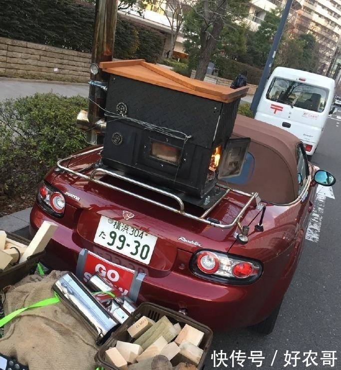 路边摊|一个烤红薯卖18元,路边摊小哥主要贵在了坐骑上