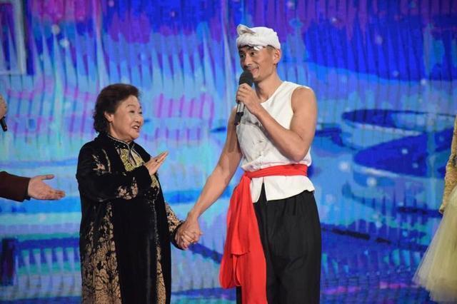 89歲郭蘭英的愛(ài)徒,從年入千萬(wàn)到人人唾罵,放羊娃阿寶做了什么