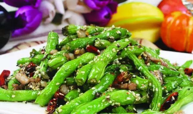 美食精选:霸王猪蹄,干煸豆角,葱爆牛肉,茭白肉丝的做法