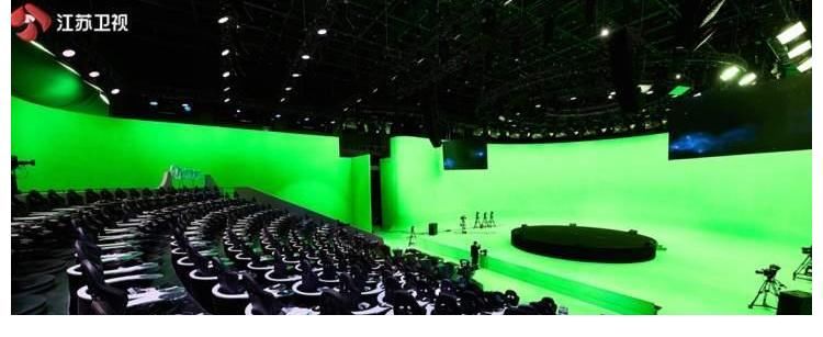 “水滴·蒼穹”舞臺(tái)盛大開(kāi)啟，接下來(lái)的表演我們戴著虛擬眼鏡看！