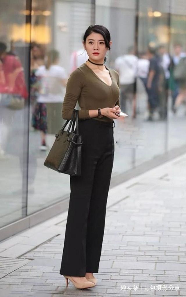 毛边|路人街拍,美女穿一条牛仔毛边短裤,展现了美女青春靓丽的身材