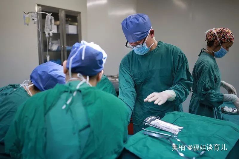 产妇备皮遇到男医生连忙说不，一旁的护士笑了：没见过这么害臊的