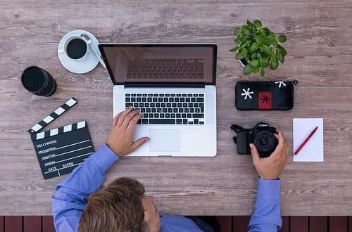 降压穴|默默讲穴位之曲池穴，它是人体自带的降压穴，人到中年要多揉一揉