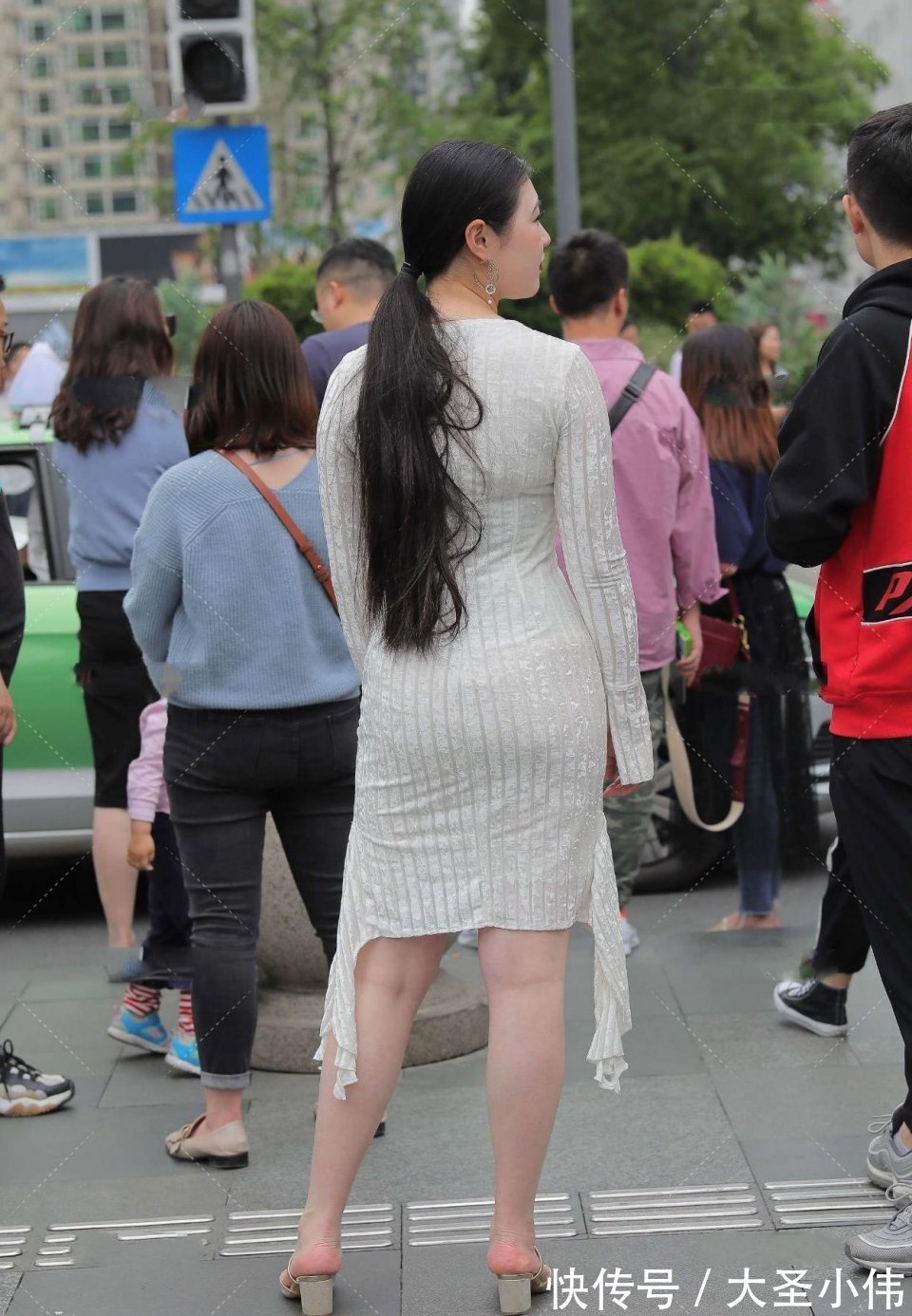 体态|美女街拍:如果说女人像水,那么这美女就可以水滴石穿!呈现出不一样的味道