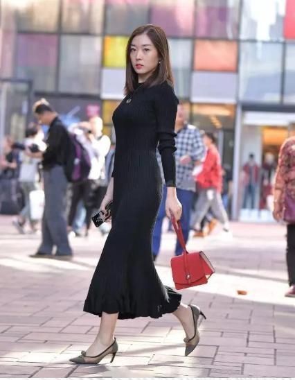 衣服|黑色紧身连衣裙搭配透明网状高跟鞋,时尚高贵,清新自然