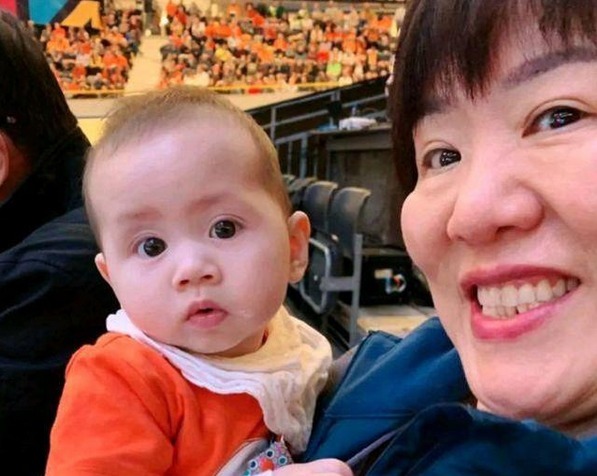 美人胚子|郎平孙女上幼儿园了!中美混血小可爱萌翻全场,五官出挑美人胚子