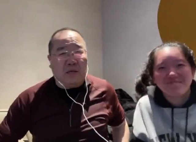 冬奥会|英达为儿解说冬奥比赛，16岁女儿同行长相似妈妈，已进入美国名校