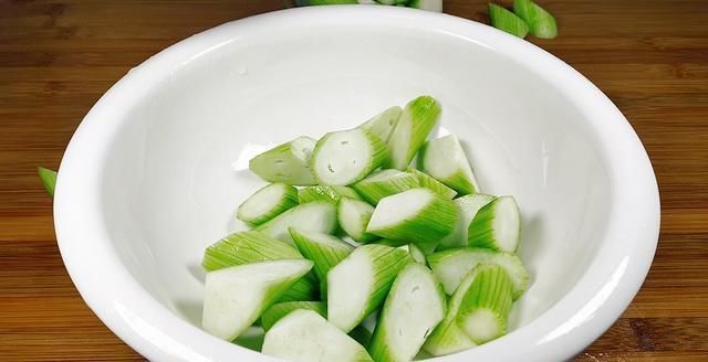 炒丝瓜时不要直接下锅,难怪丝瓜发黑又出水,早懂早受益