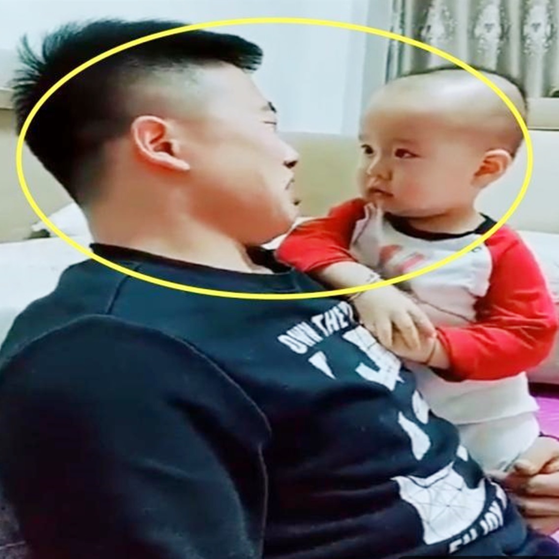 戏精|爸爸装哭向宝宝告状说被妈妈打疼了，两人抱头痛哭，宝妈：两戏精