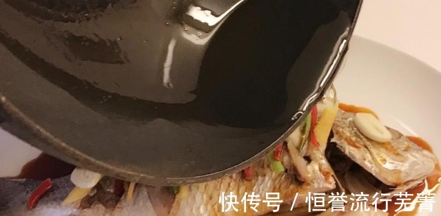 做清蒸鱼,有人用酱油有人用盐都是错的,难怪鱼肉不嫩还不香!