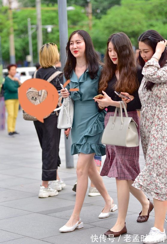 三个人 好闺蜜一起约会逛街,三个人三套裙展示不同的魅力
