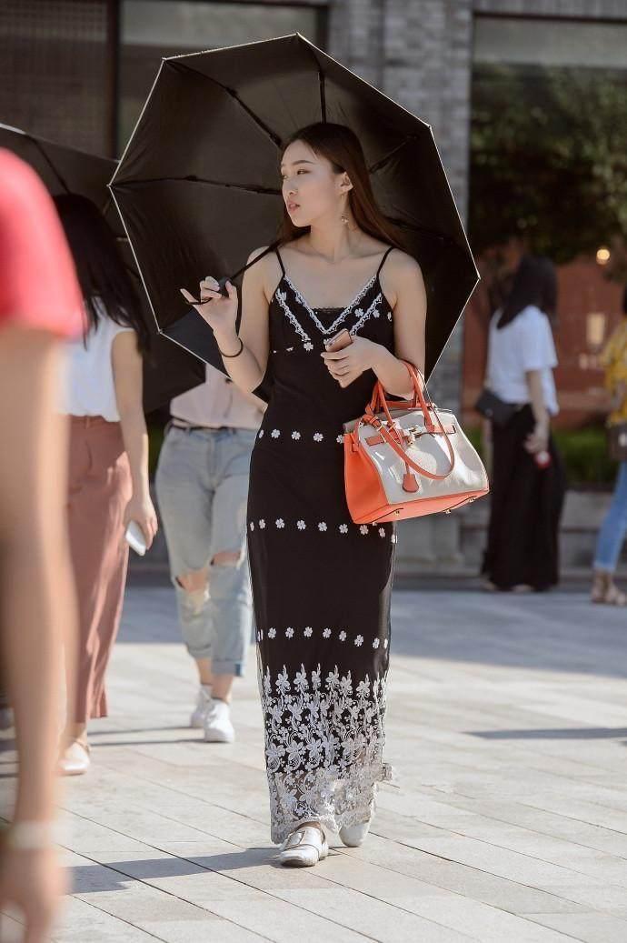 各式各样|街拍:美女穿着一身亮片材质的吊带连衣裙,走在街上十分引人注目