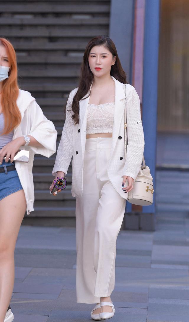 细节|美女街拍:白色系搭配显清新唯美气质,美女注意这两个细节,优雅又有档次