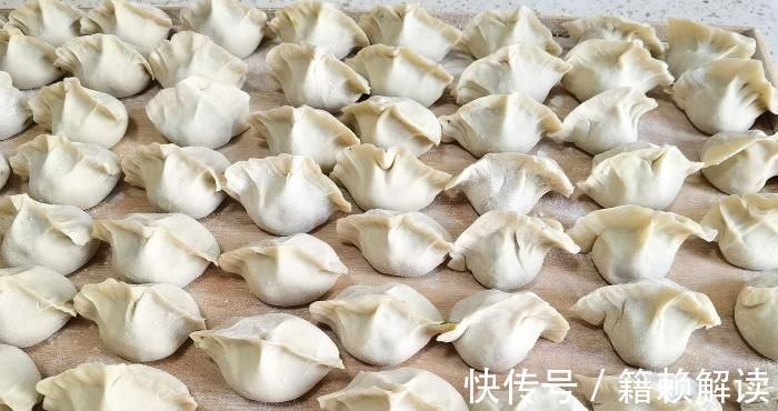 包白菜饺子，记住老师傅的“2放2不放”，饺子鲜嫩多汁，特好吃