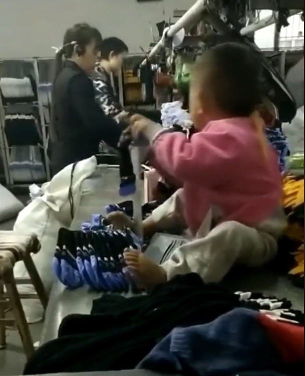 孩子|宝妈带着一岁萌娃打工,萌娃一举动萌翻网友:以后是块读书的料