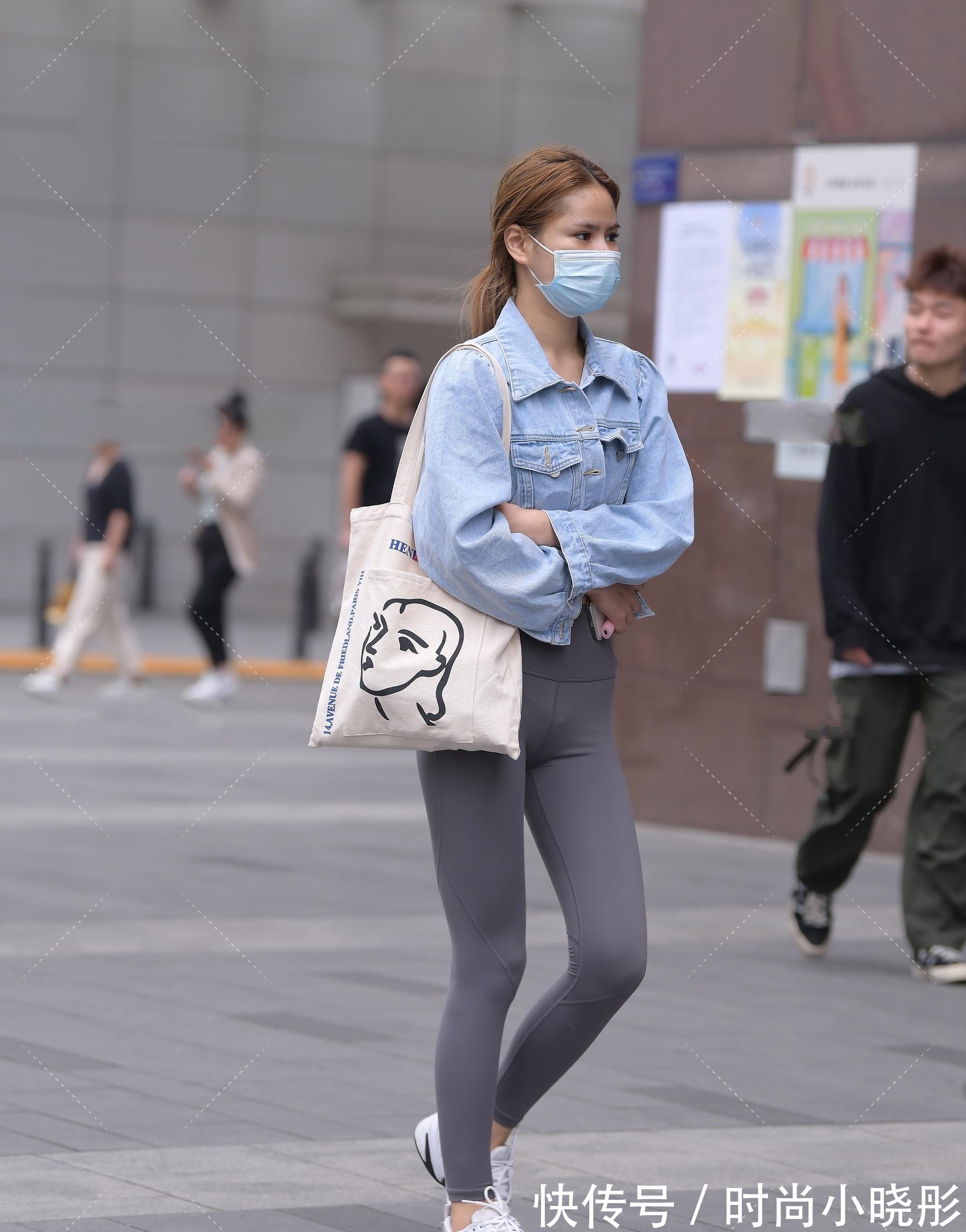 牛仔外套 牛仔外套搭配瑜伽裤,酷酷的运动风穿搭,让初秋暖起来