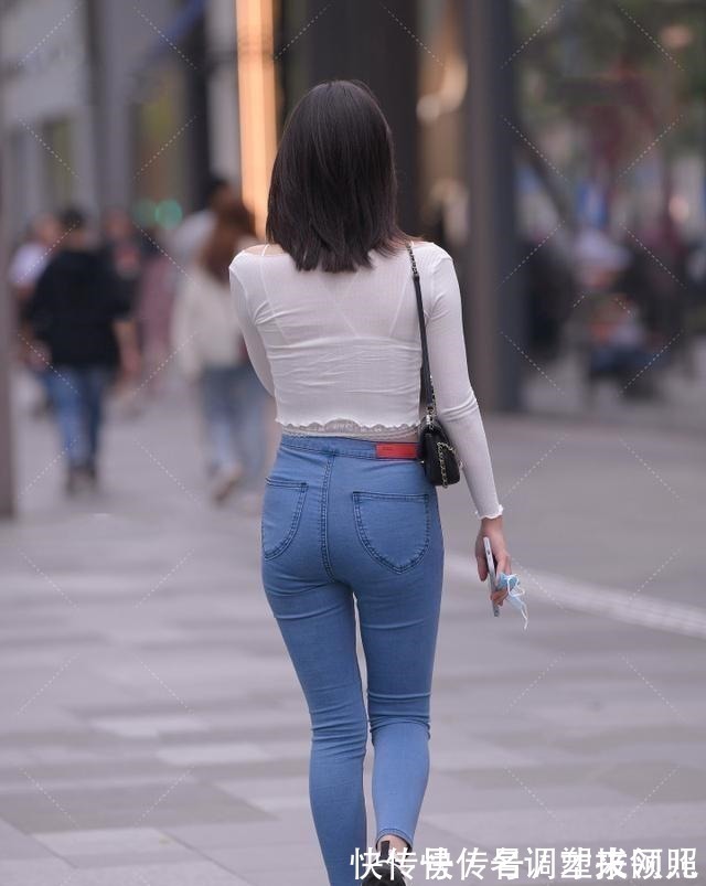 打底裤 黑色打底裤搭配白色上衣,很有穿搭感的穿搭,非常有气质!