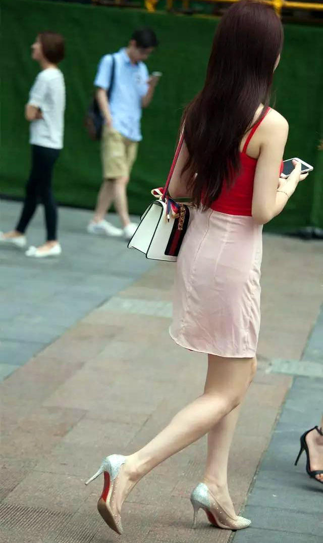 彩色裙 彩色裙加高跟鞋的搭配,这样更加突出自己的时尚感觉