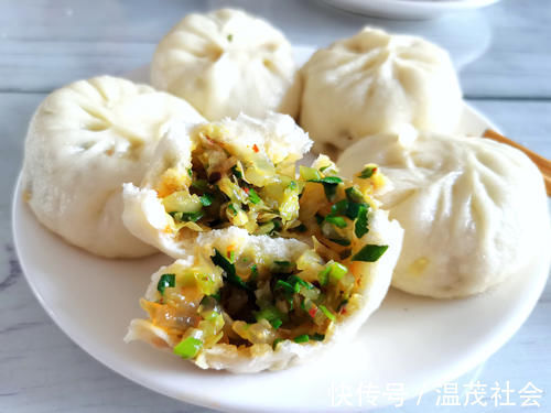 每年冬天我家就爱吃这素包子,5元钱蒸一锅,一口气吃7个