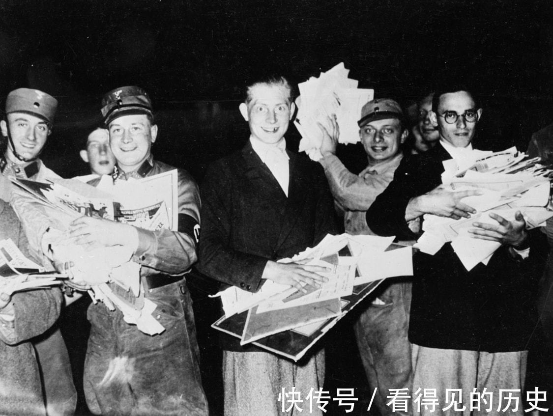 冲锋队！老照片 1933年德国焚烧书籍 上演丑恶的一幕