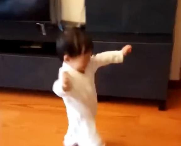 爸爸|妹妹学会走路了,哥哥比爸爸还激动,画面简直太有爱了