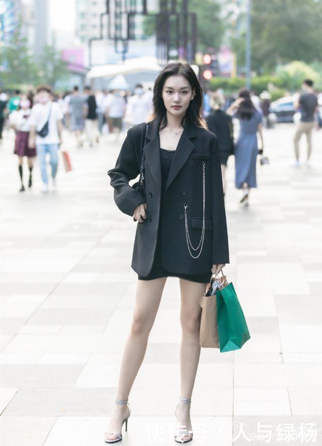 入秋后，尽量少穿裤子，今年流行“西装+裙子”，时髦又有范！