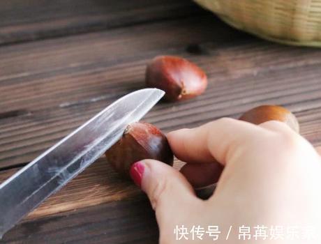 生板栗快速剥壳的窍门，1分钟能剥30个，颗粒完整还不伤手
