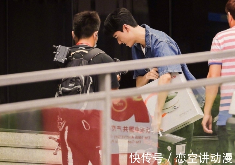 小姐姐|《中餐廳5》路透，周也餐廳造型曝光，龔俊自帶鍋錄制節(jié)目