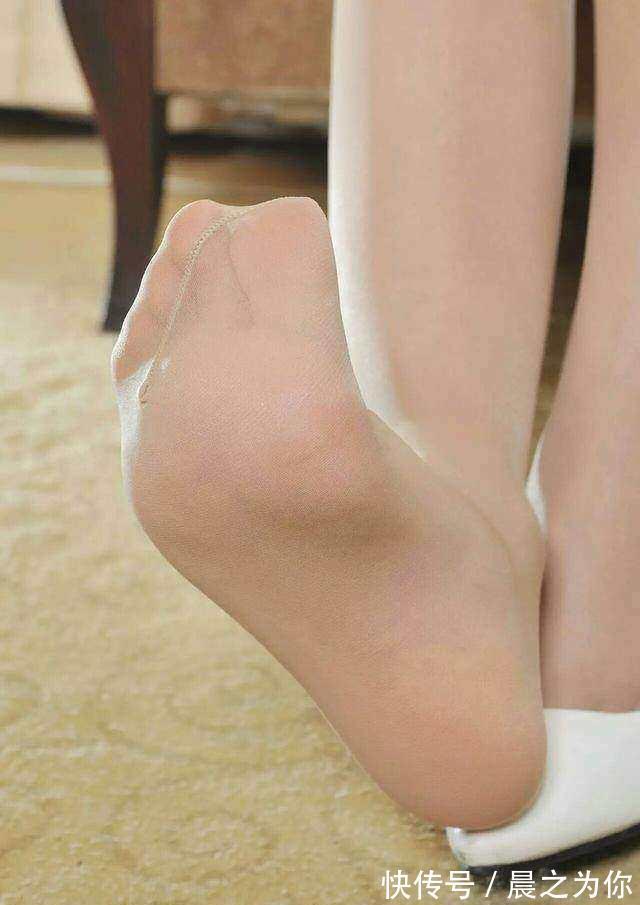 身材 美脚丫遇上超薄肉丝袜, 银白高跟鞋秀出女神玲珑身材
