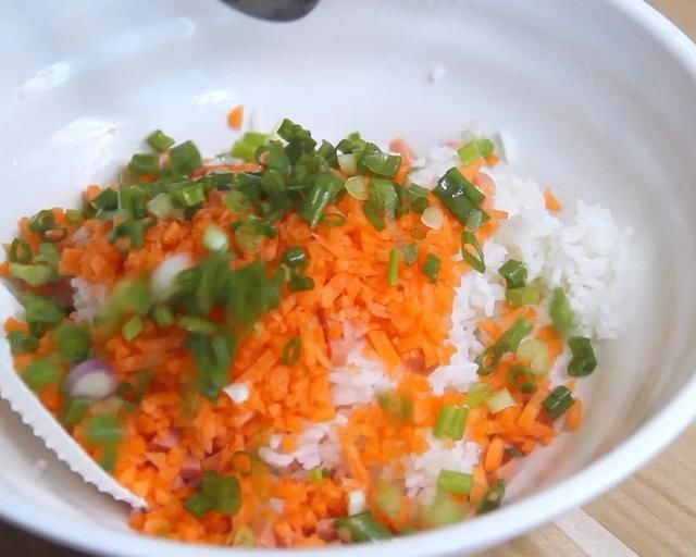 早餐|剩米饭这样做早餐,喷香焦脆,大人小孩都爱吃