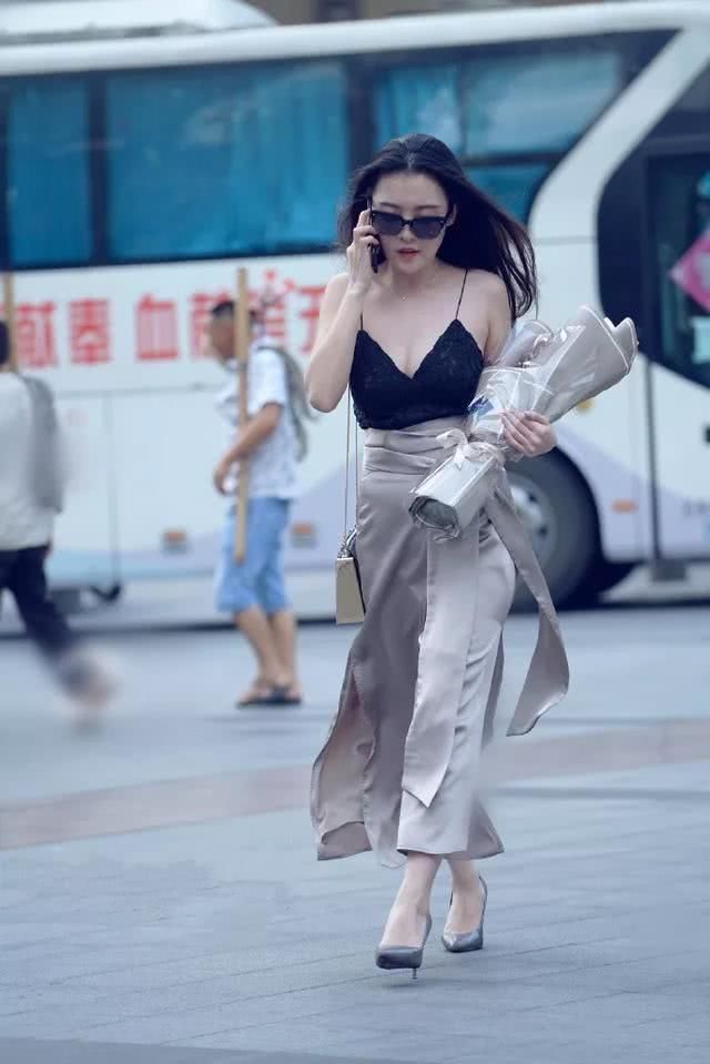 街拍小姐姐戴着一副墨镜,显得清秀又高贵,看上去显得青春靓丽