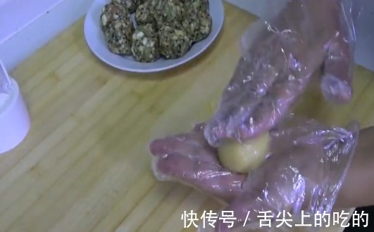面团|老式五仁月饼的家常制作方法，馅料十足，做法简单，美味可口