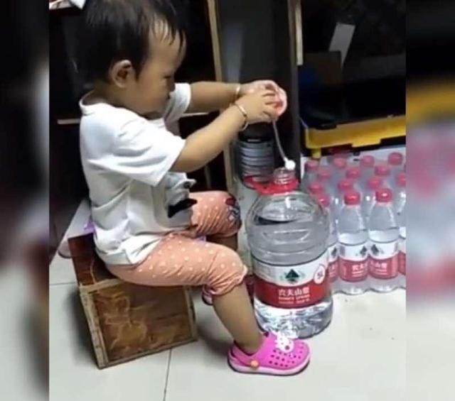 奶瓶|“自力更生”宝宝喝水走红,自己想出奇招,网友:还不如孩子聪明