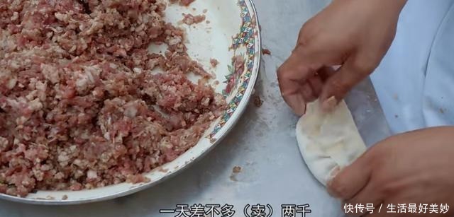 一天能卖2000个的烤包子,到底有多好吃吃了一次后我服了~