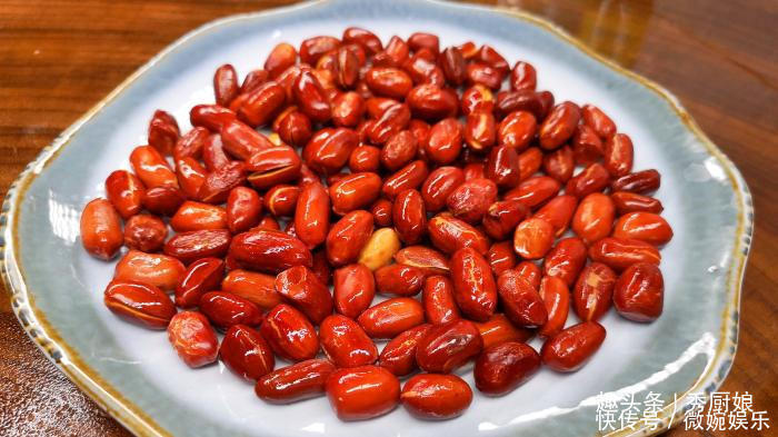 炸花生米时,出锅直接撒盐大错特错,教你一招,花生酥脆不返潮