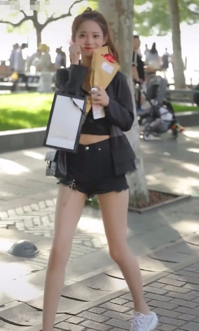 后跟 运动鞋厚得跟老爹鞋似的,小姐姐却脚踩鞋后跟穿,脚后跟不疼吗