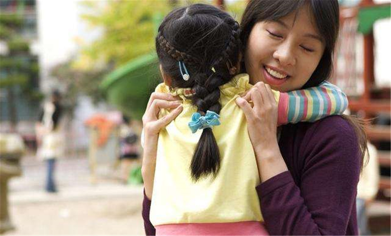 小宝宝独自看电视,宝妈却在一旁呼呼大睡