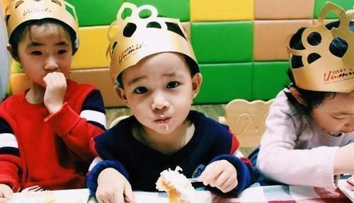 蛋糕|四岁娃过生日,家长把蛋糕送到幼儿园,其他家长的拒绝方式太硬核