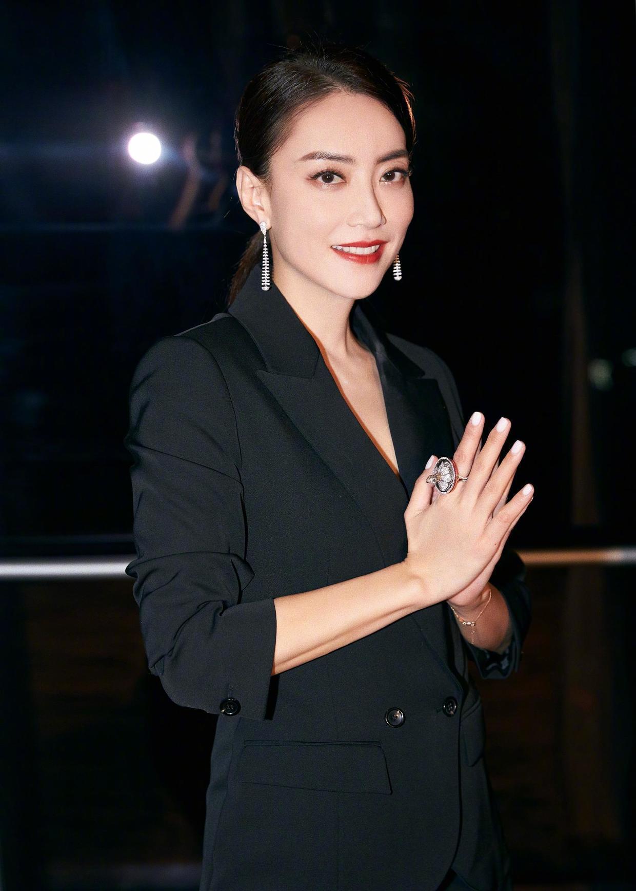 霍汶希气质真绝了!穿黑色西装套装高级干练,很有女企业家风范