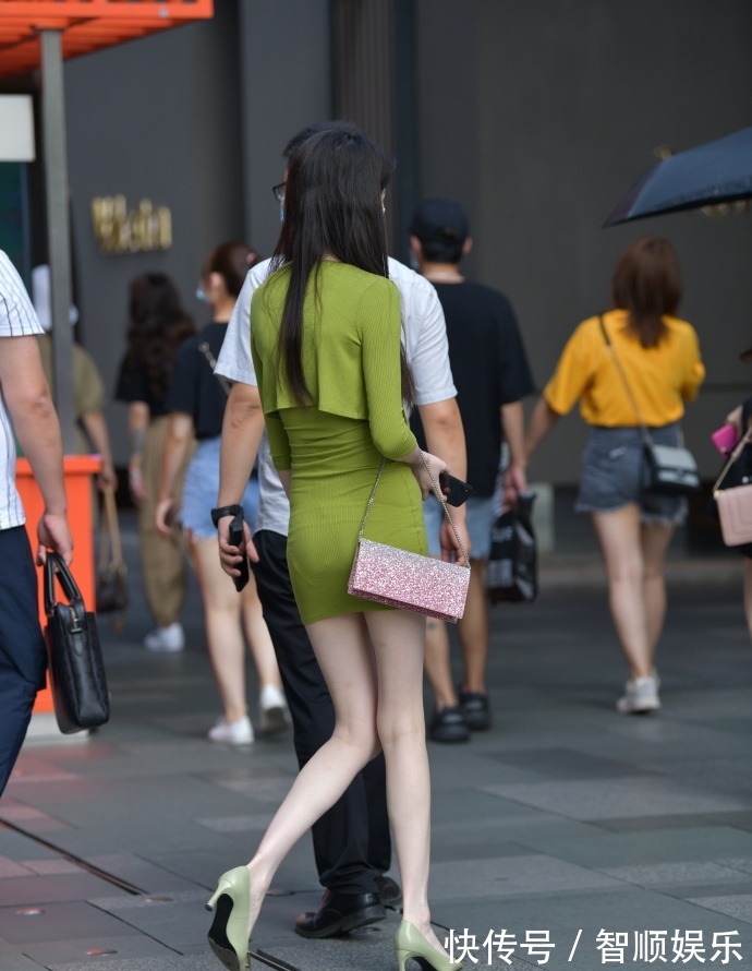 肤若 骨感女生的清凉穿搭,一身绿也很“抢眼”,丝毫不输微胖女孩!