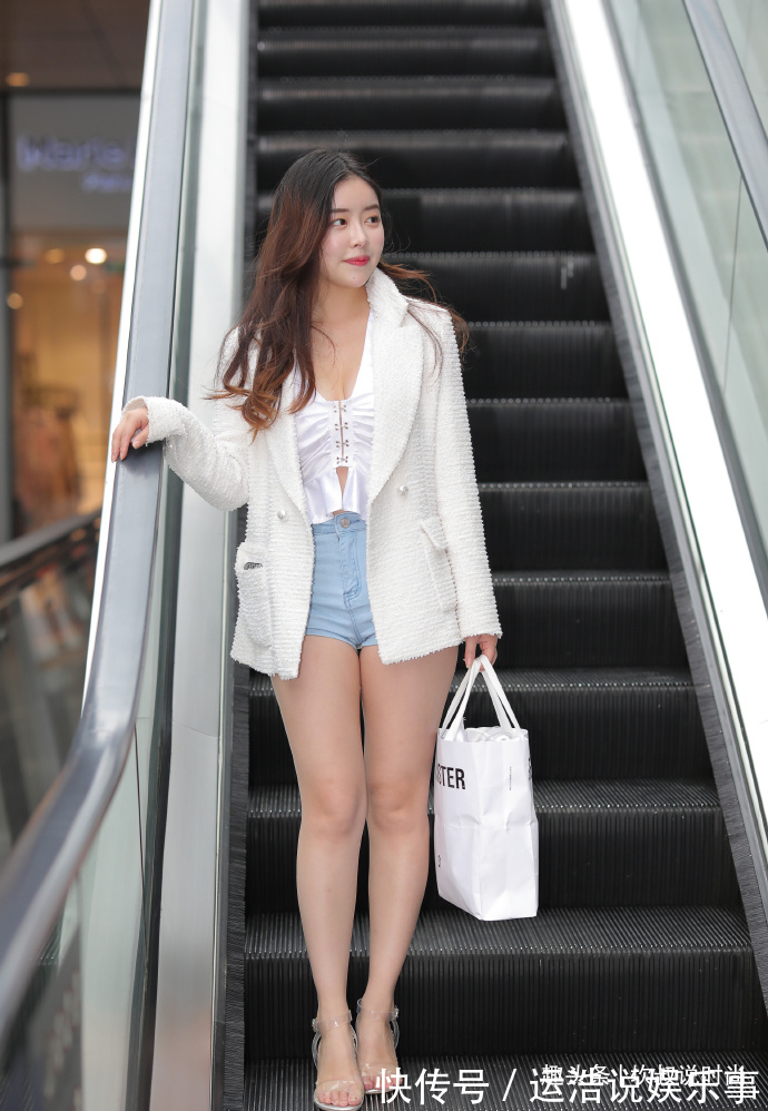 V领衫 初秋清新穿搭,V领衫配小短裤,轻松打造“纯欲风”!