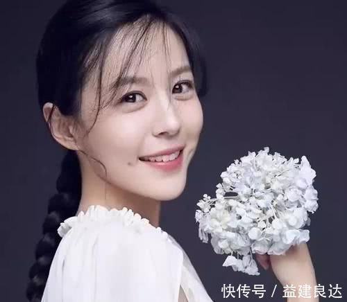 女孩子脸上有这“3标志”,是标准的“校花脸”,占两个真的很少见