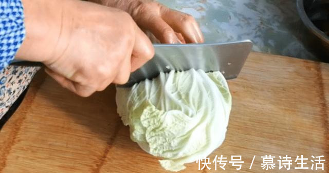 天冷了，大白菜这样吃最过瘾，不炖豆腐，鲜香营养3大碗不够吃！