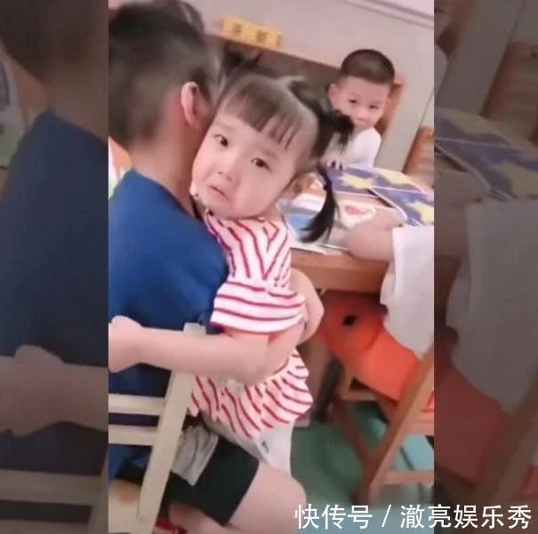 老大|外甥舅舅同上幼儿园,舅舅待遇太好,“小手一端”等着外甥喂饭