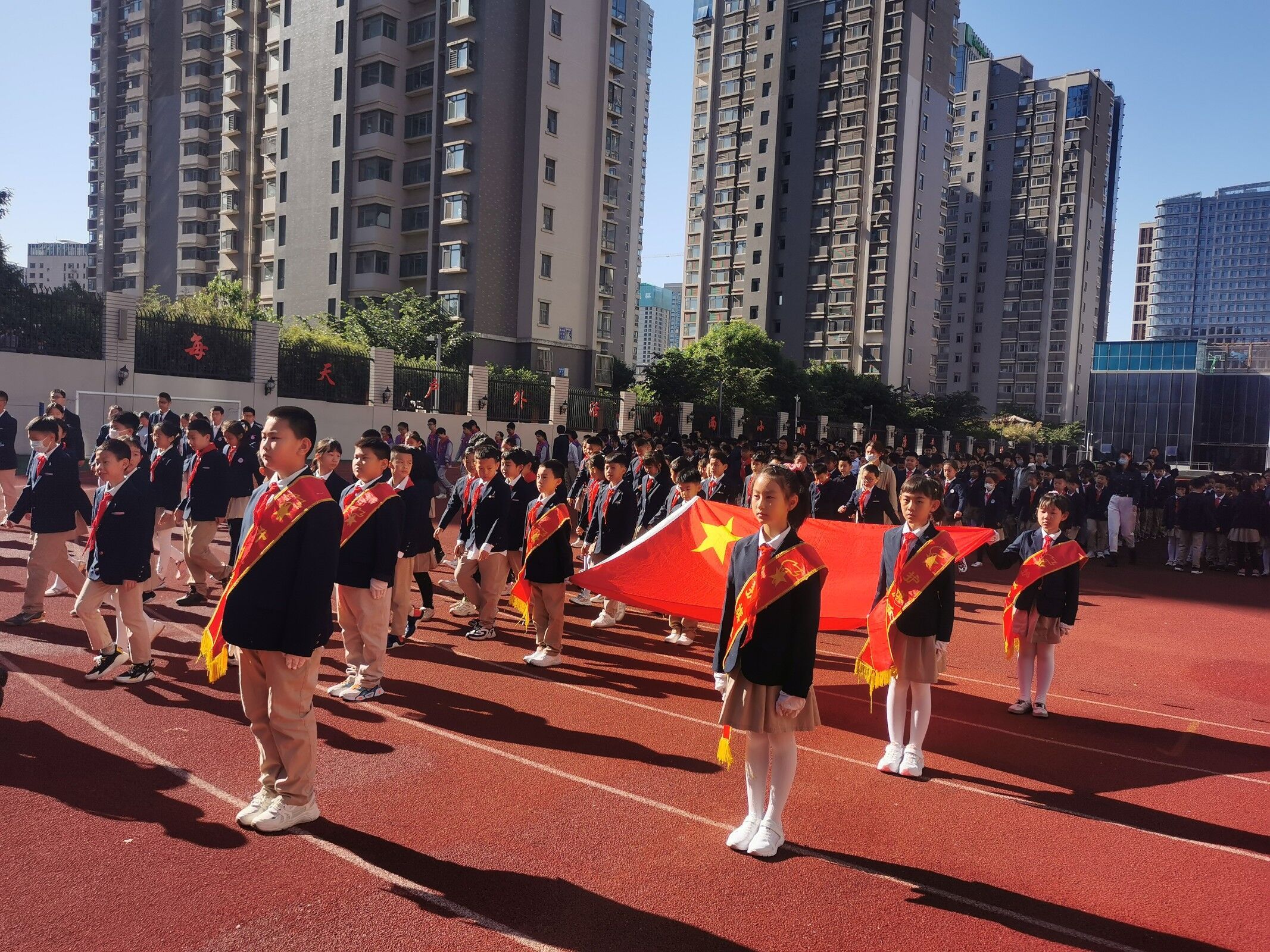 升旗仪式 天问一号越太空：伯乐实验学校进行国旗下科学教育