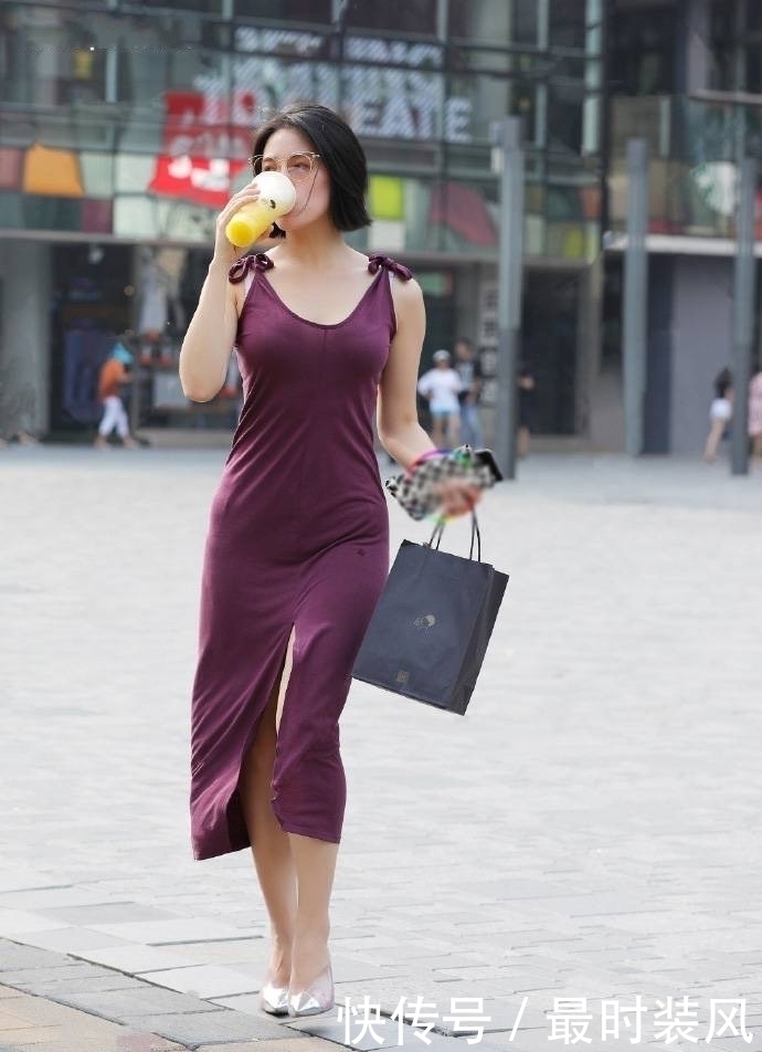 穿搭|街拍:广场上赶路的美女,性感迷人的酒红色连衣裙穿搭,征服路人