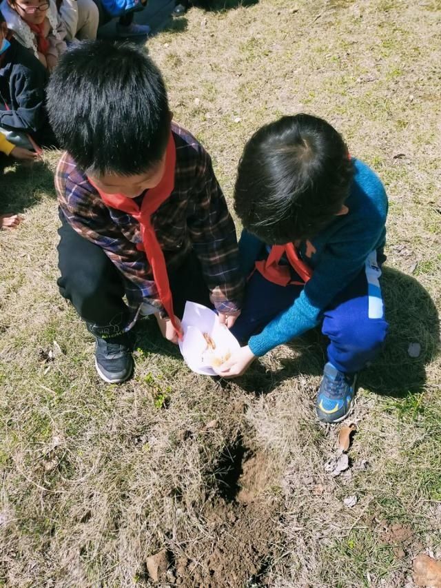 好伤心！下沙一小的孩子们集体参加了一场葬礼