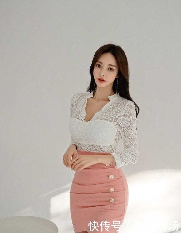 美人图鉴孙允珠:花纹印刻雪纺衫搭配浅粉皱褶包臀裙