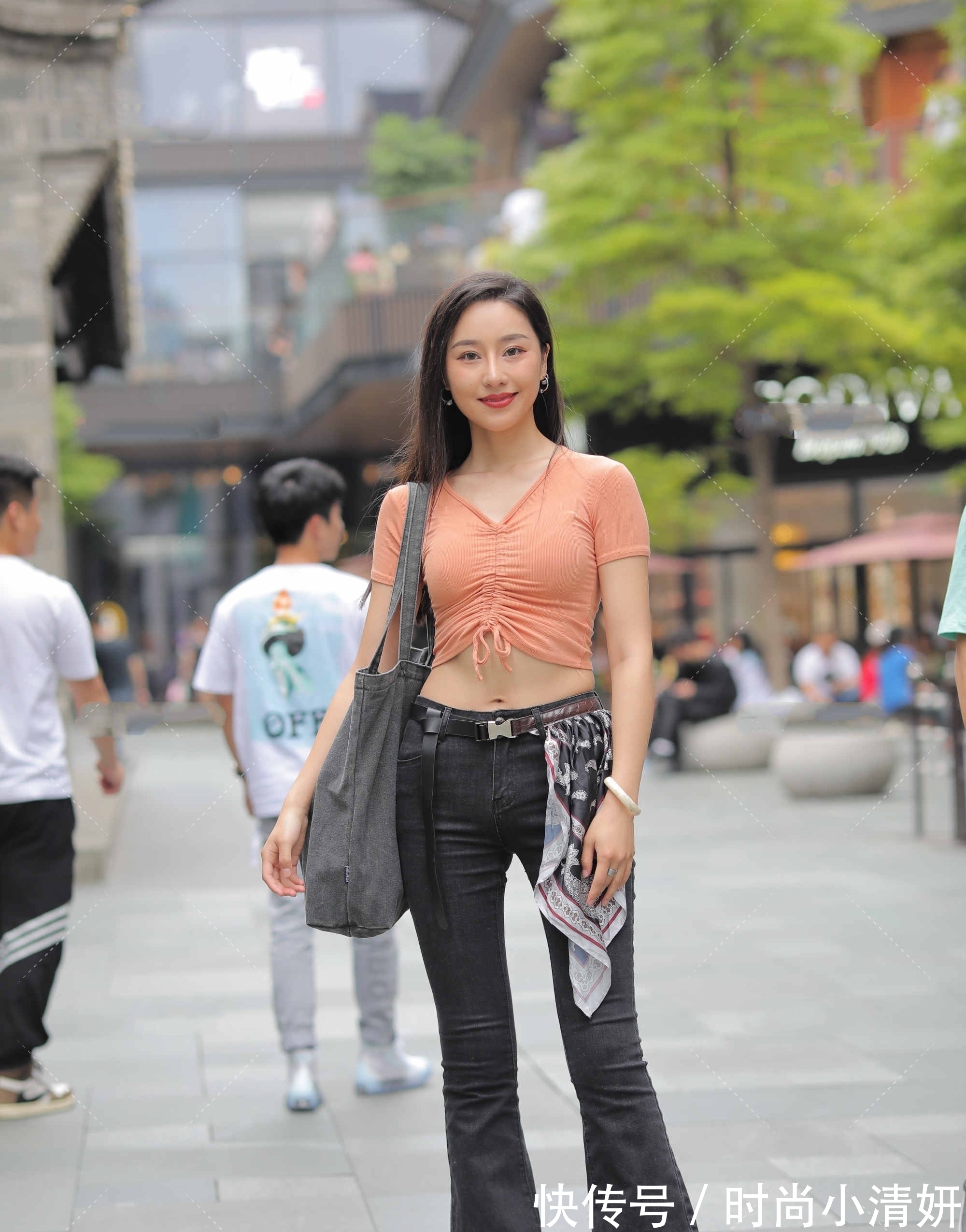 好好学习 橙色绑带短袖上衣,搭配黑色牛仔裤,穿出属于自己的美